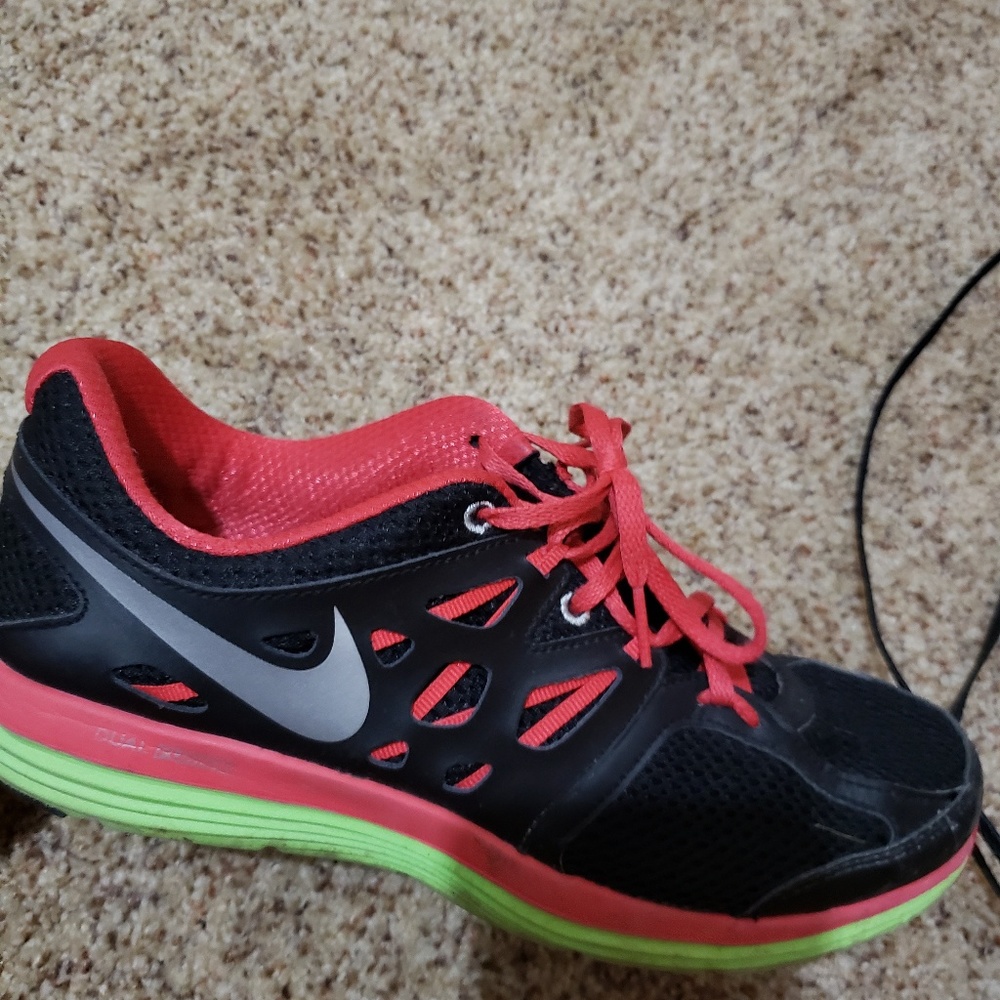 Nike black tennis shoes size 9 1/2